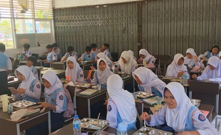 Perwakilan Dewan Guru SMP Negeri 1 Cileunyi Ucapkan Terima Kasih atas Program Makan Gizi Gratis