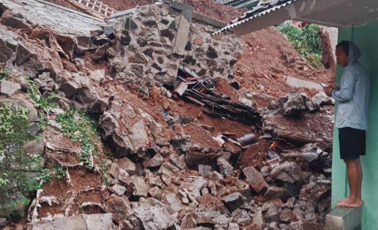 Benteng Penahan Tanah Ambruk, Satu Rumah Baru Rutilahu Tertimpa Longsor di Singalombang
