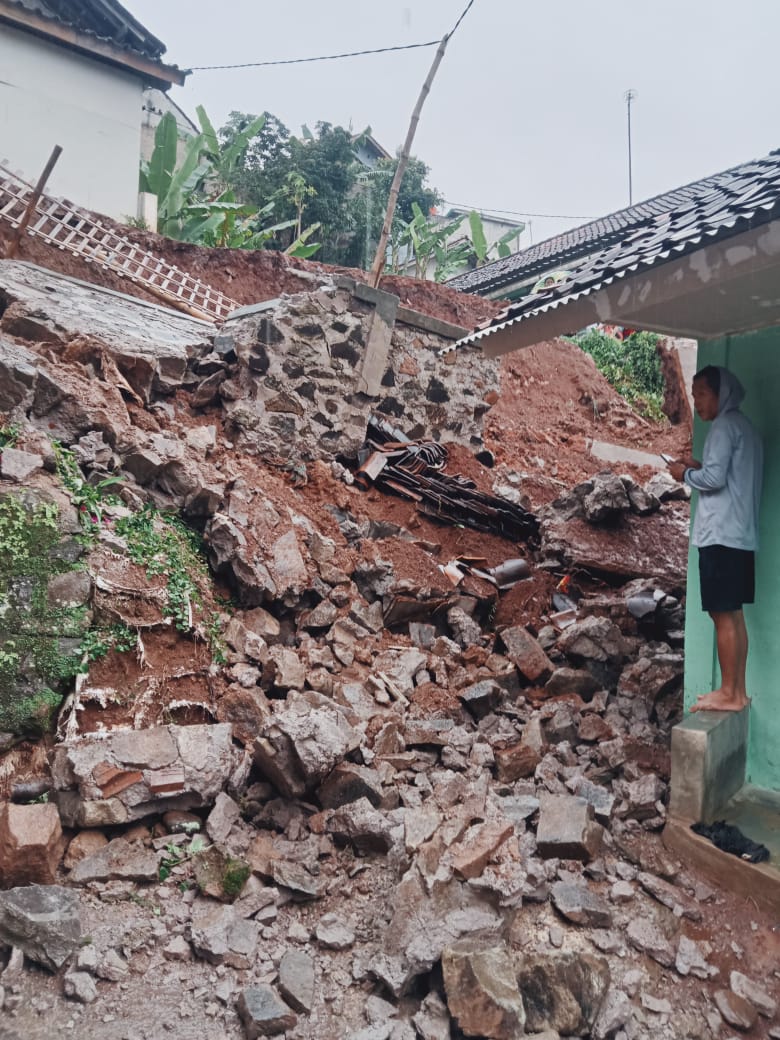 Benteng Penahan Tanah Ambruk, Satu Rumah Baru Rutilahu Tertimpa Longsor di Singalombang