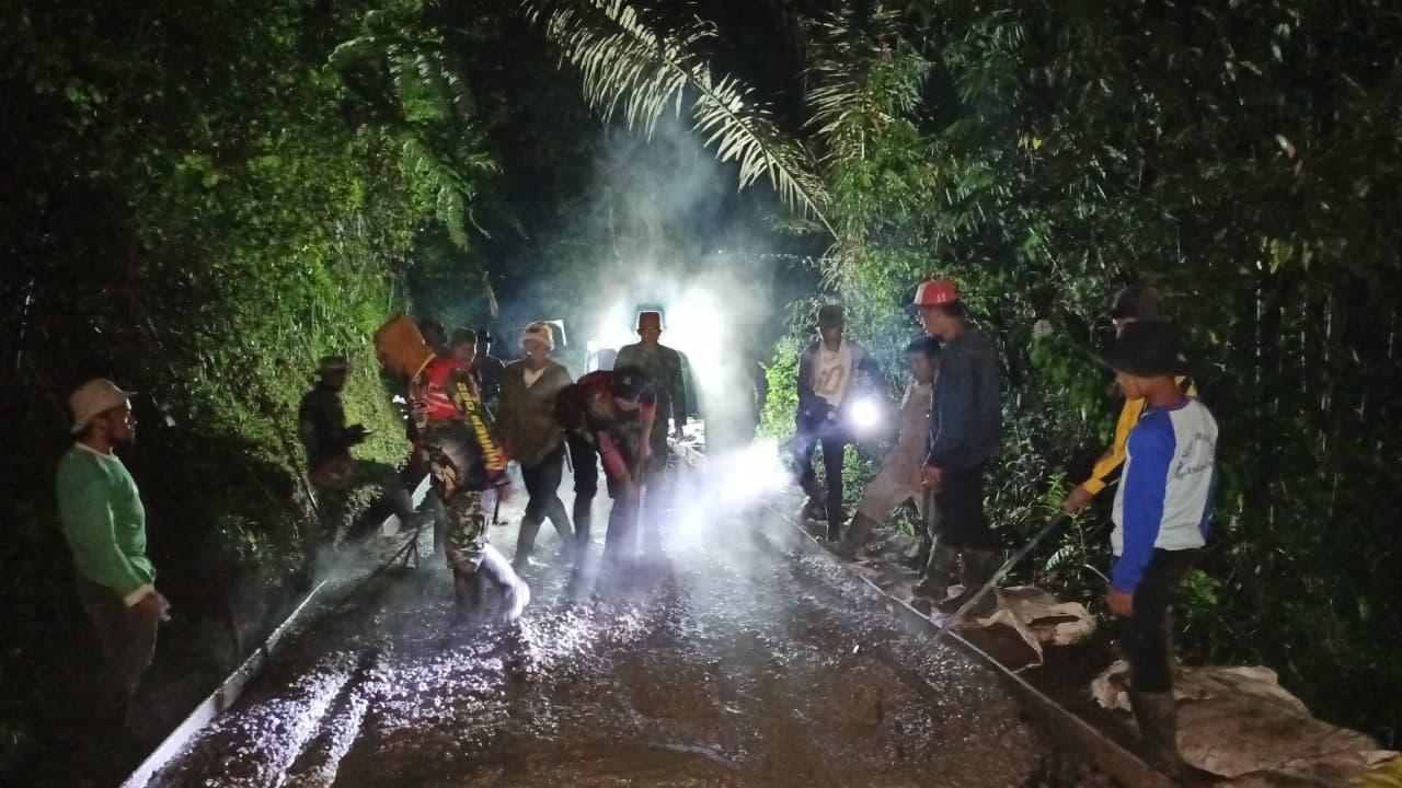 Anggota Kodim 0624/Kab. Bandung dan Masyarakat Tetap Semangat Laksanakan Pengecoran Jalan di Malam Hari, Pra TMMD Reguler ke – 127