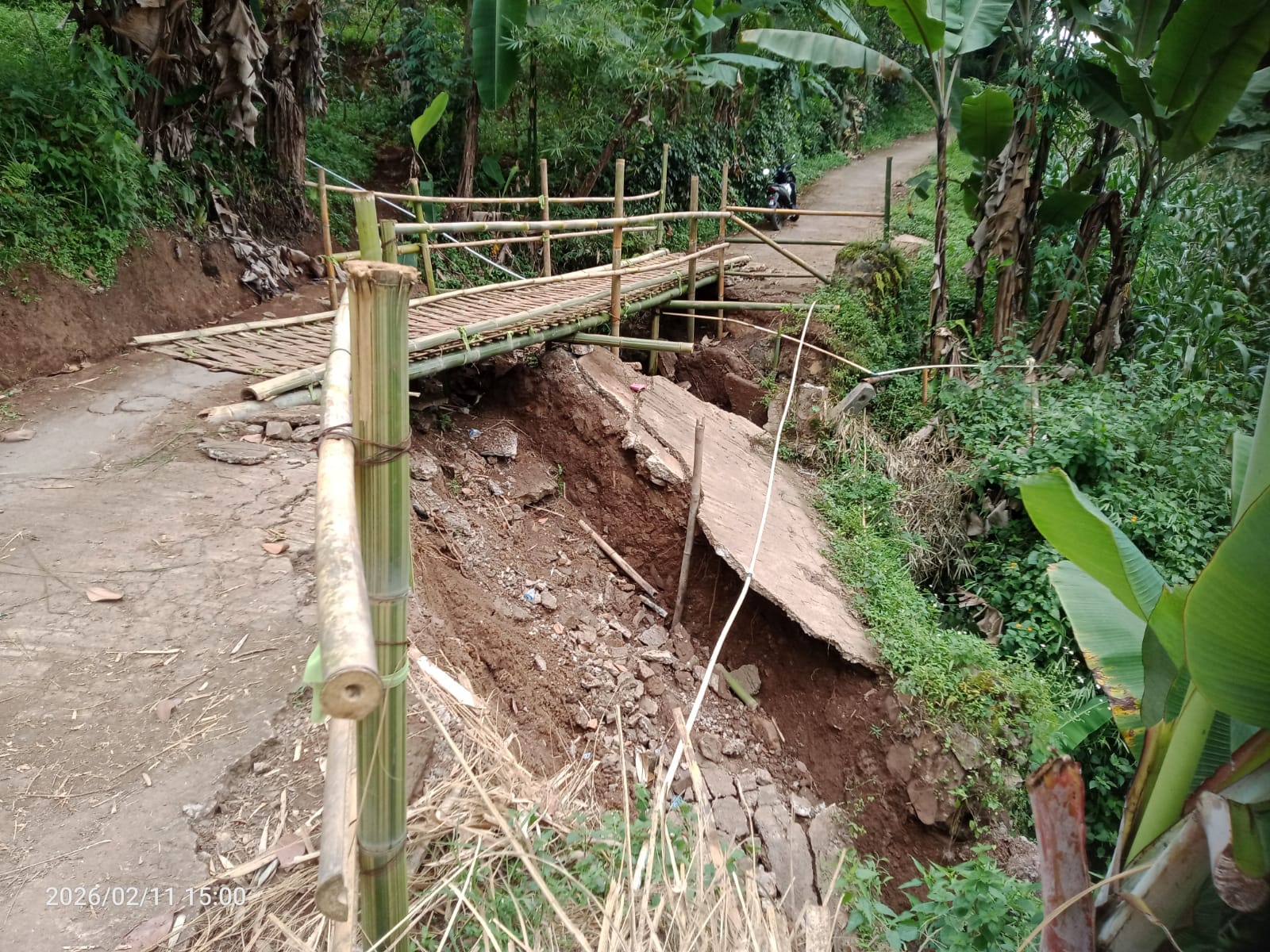 Jembatan Penghubung Bandung-Sumedang di Desa Tegalmanggung Butuh Perbaikan Segera, Warga Minta Tim Dinas Turun ke Lokasi