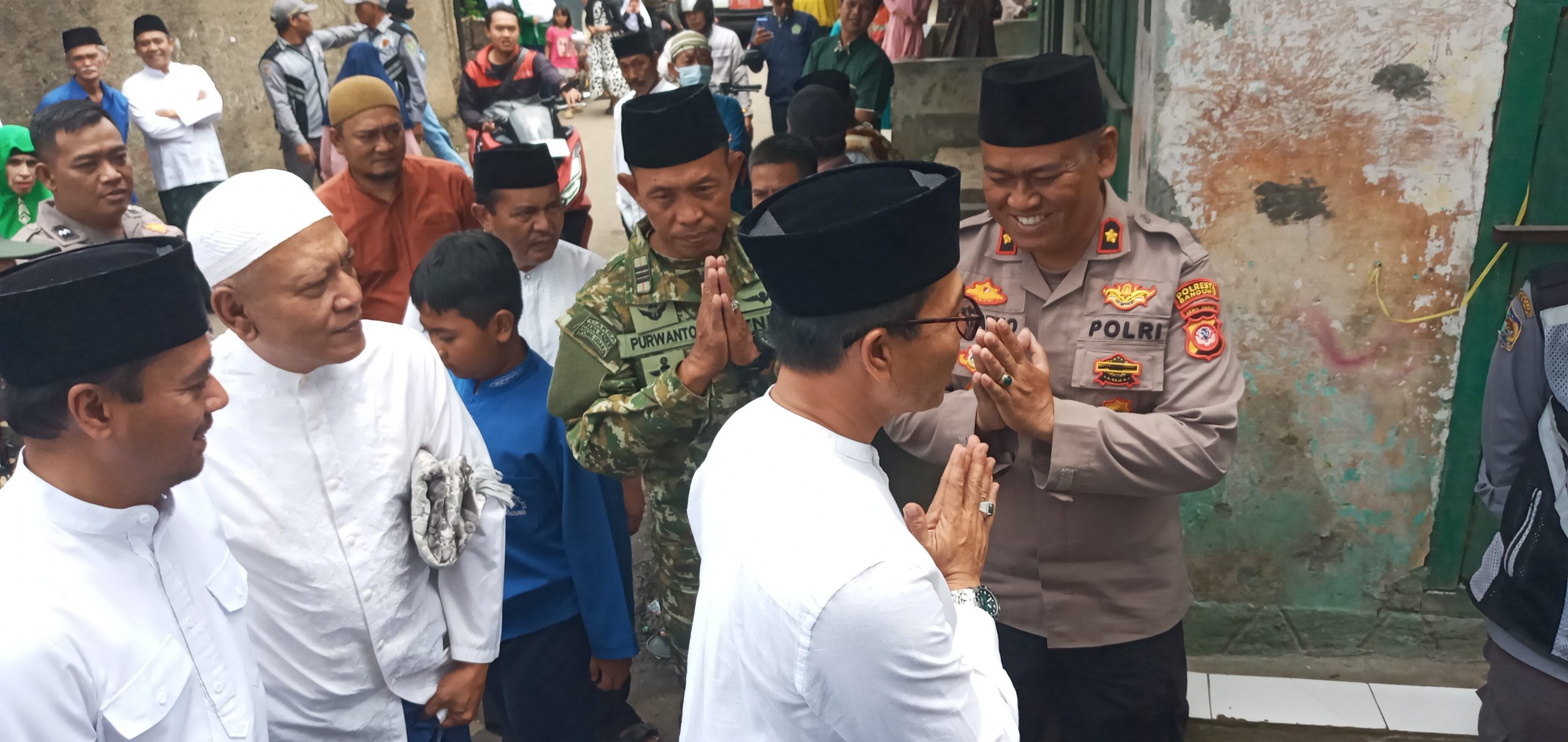 JUM’AT KELILING BUPATI BANDUNG DI DESA MAJAKERTA: LANCAR PROGRAM BESTI, INSENTIF GURU NGAJI, SERAHKAN SANTUNAN ANAK YATIM